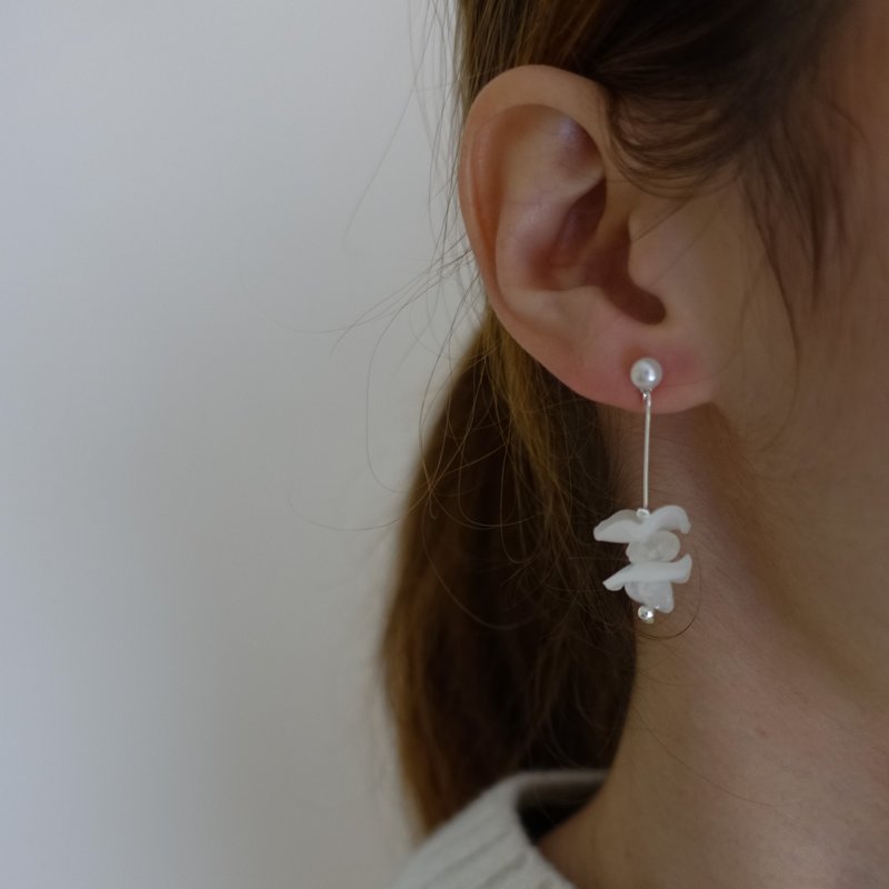 Blanche 珍珠耳環/ 花瓣/天然石/ 純銀耳環/ 特別/ 細緻/ 禮物 - 耳環/耳夾/耳骨夾 - 珍珠 透明
