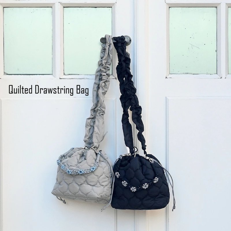 フリルショルダーとアウトドアコードハンドルの2wayのレディなキルティング巾着バッグ - 側背包/斜背包 - 其他材質 