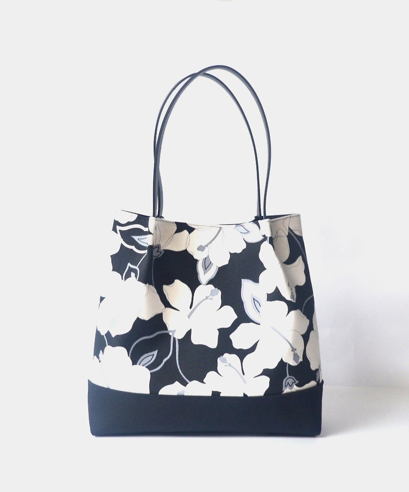 Black and white hibiscus flowers tote bag/shoulder bag/handbag handmade canvas romantic elegant - กระเป๋าแมสเซนเจอร์ - ผ้าฝ้าย/ผ้าลินิน สีดำ