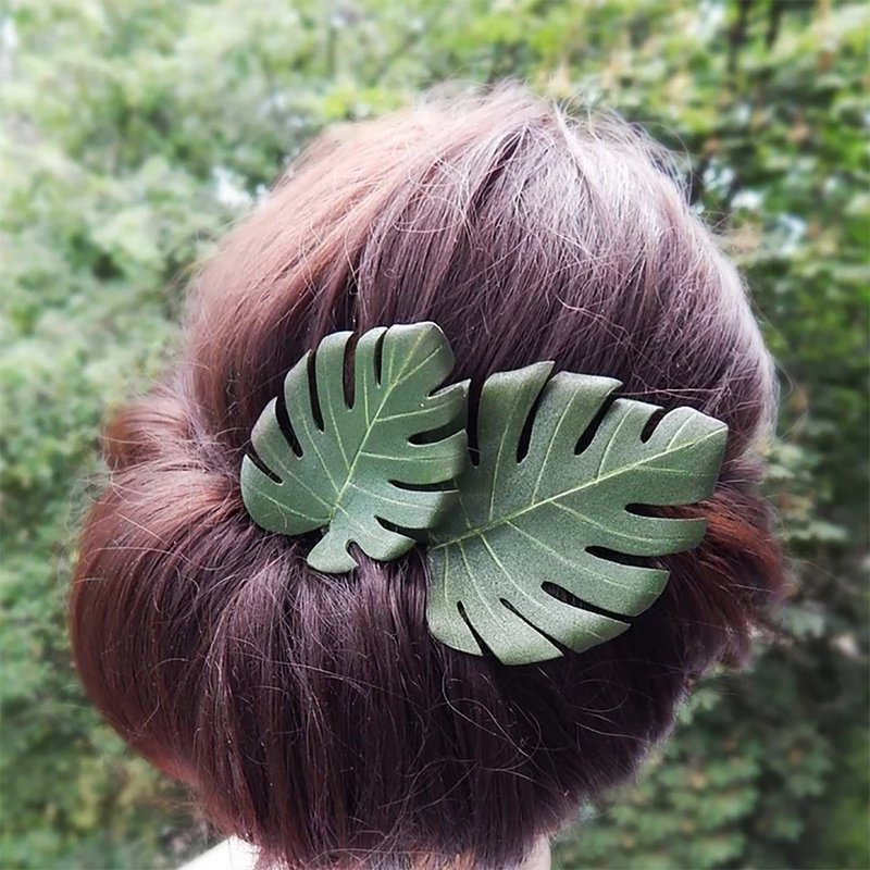 Monstera leaf gifts Tropical leaves Beach accessories Bridal hair pins Wedding - เครื่องประดับผม - วัสดุอื่นๆ สีเขียว