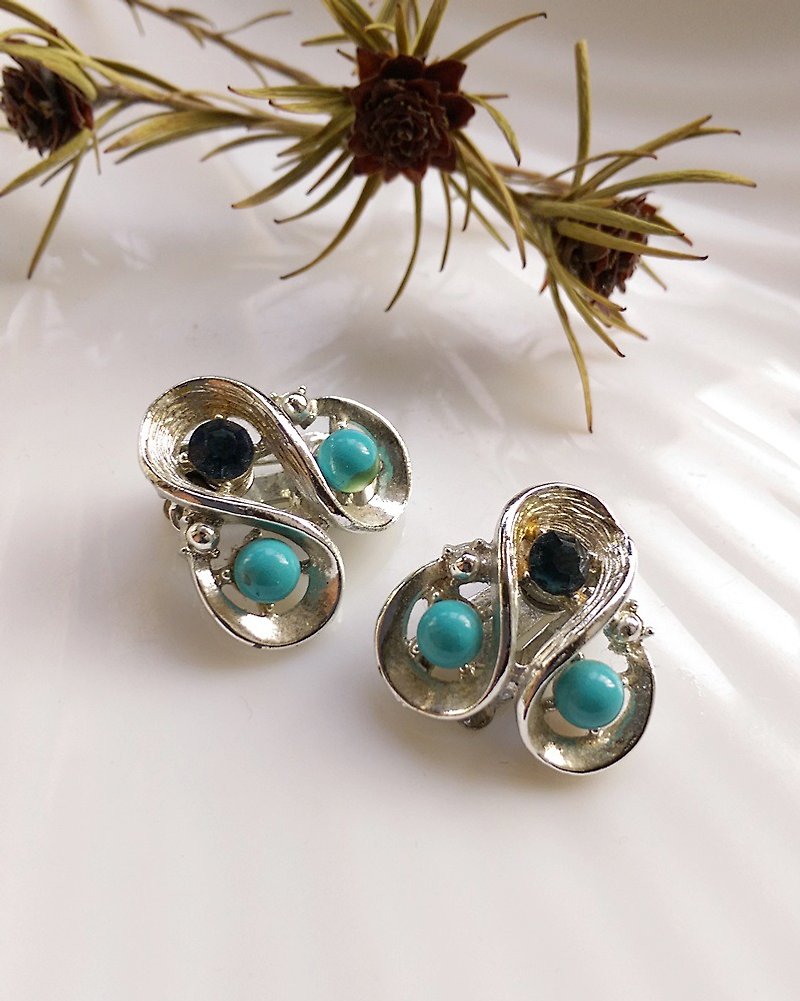 Western antique ornaments. Silver blue sentimental clip earrings - ต่างหู - โลหะ สีน้ำเงิน