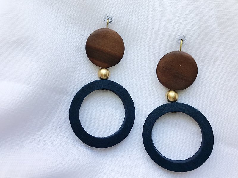 Retro low-key wooden circle hanging ring - Earrings & Clip-ons - Wood Brown