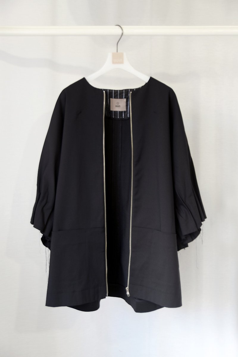 Light Collection_ Black Dropped-Shoulder Coat