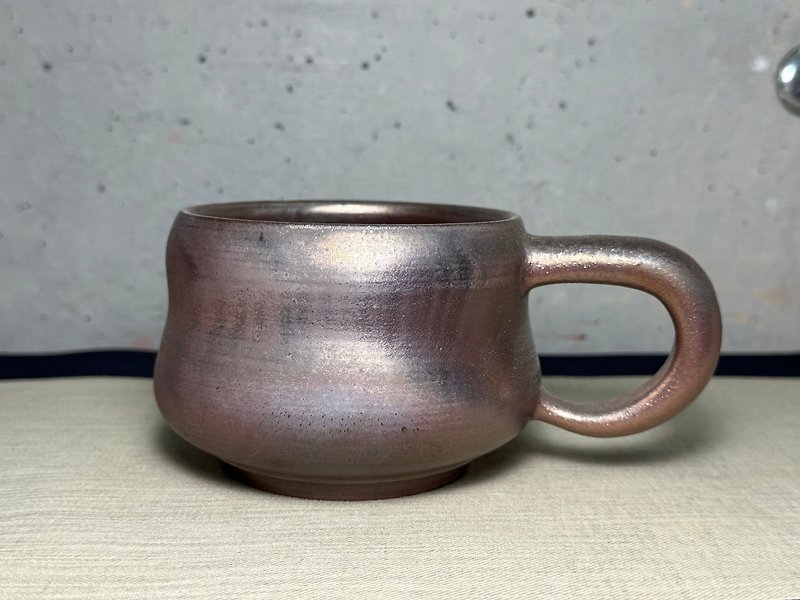 Mug/firewood/handmade/gold color/fire marks/Yang Boyong - Mugs - Pottery 