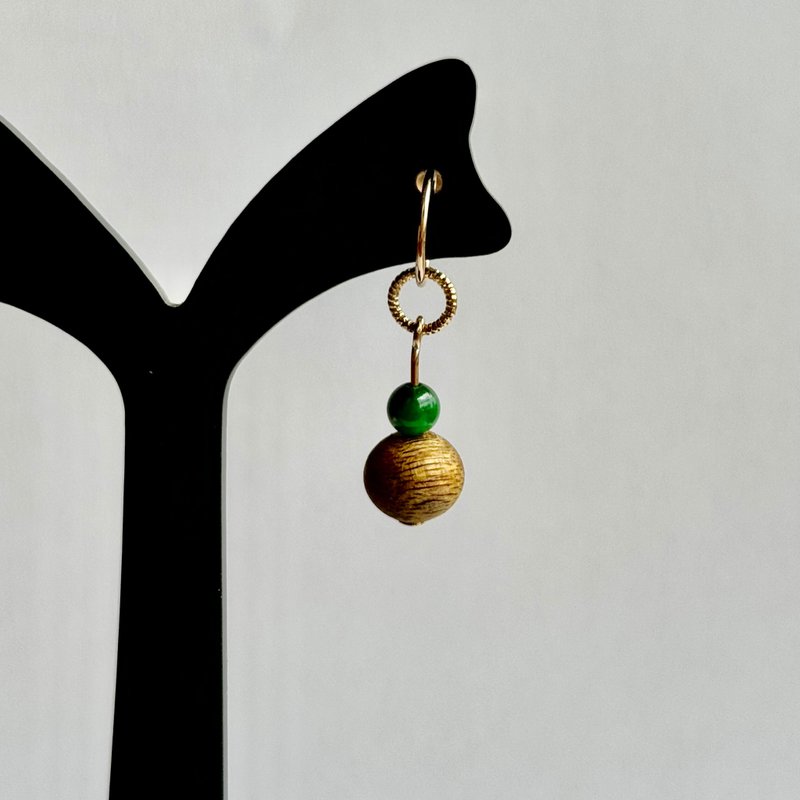 Agarwood Kyara earrings, with gold ear pins, one pair. - ต่างหู - ไม้ 