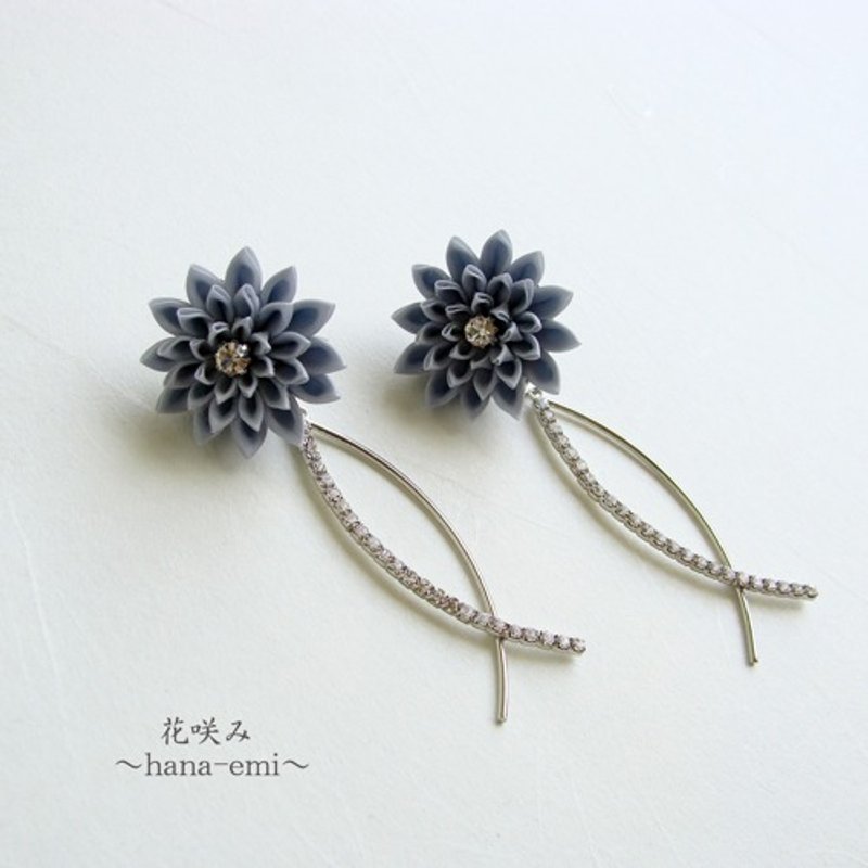 花とクロスラインのイヤリング　ピアス　シルバーグレー　つまみ細工 - 耳環/耳夾/耳骨夾 - 棉．麻 灰色