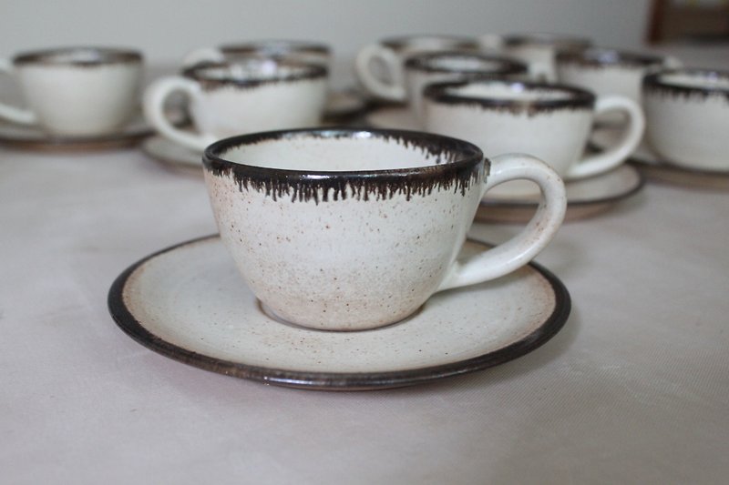 Black artful warm white coffee cup and plate set - แก้วมัค/แก้วกาแฟ - ดินเผา 