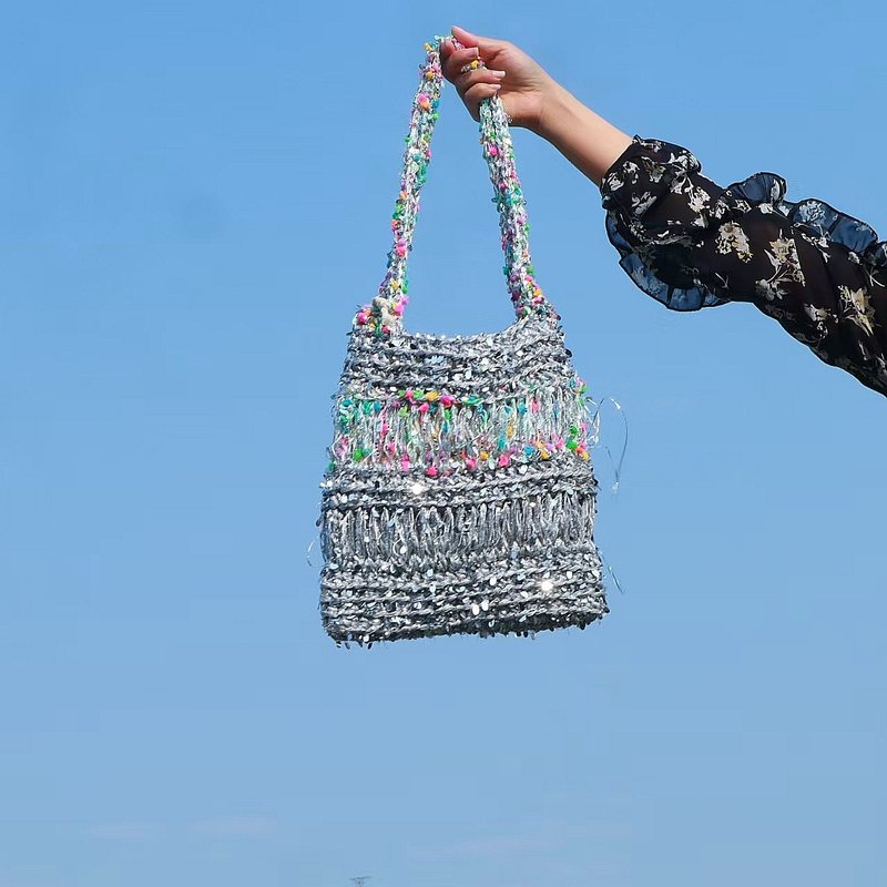 手工編織HANDMADE BAG銀色線彩虹鏤空單肩包 - 側背包/斜背包 - 其他材質 銀色