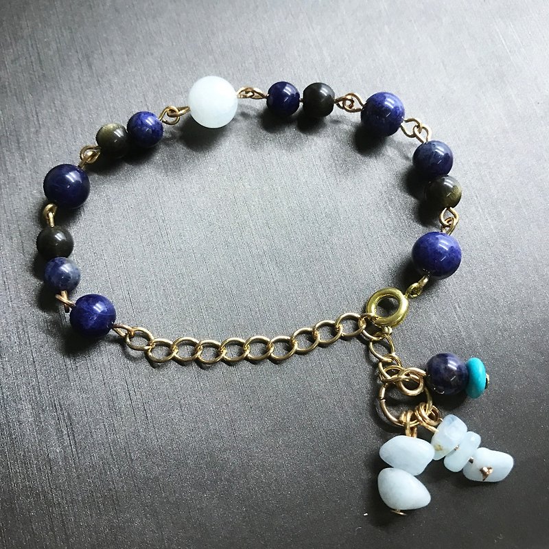Natural Stone Series / Aquamarine Blue Crystal Matching Style Bracelet - สร้อยข้อมือ - เครื่องเพชรพลอย สีน้ำเงิน