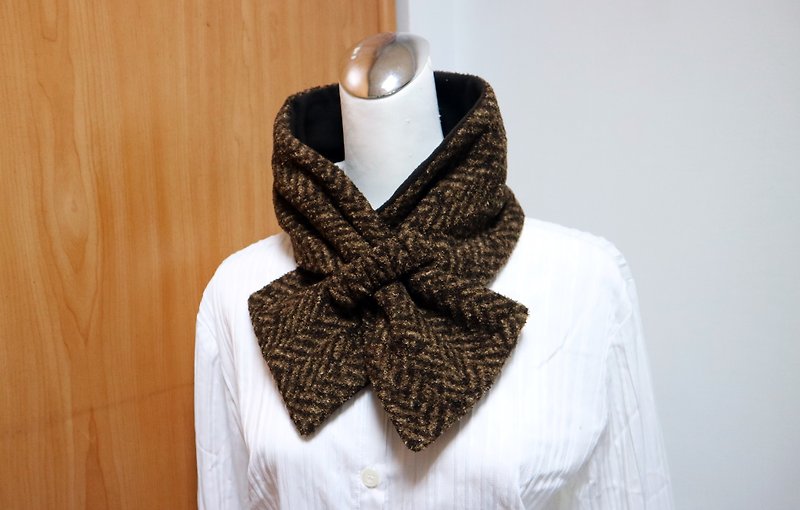 Adjustable short scarf. Scarf Warm bib double-sided two-color adults. Suitable for children - ผ้าพันคอถัก - วัสดุอื่นๆ สีนำ้ตาล