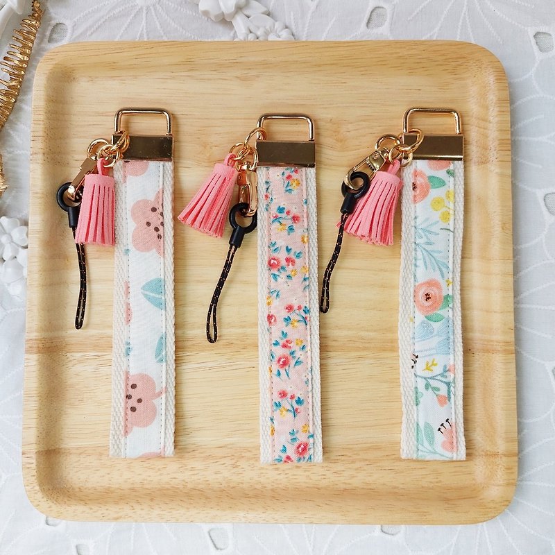 Pale pink Korean flower cloth tassel mobile phone anti-fall wrist strap - เชือก/สายคล้อง - ผ้าฝ้าย/ผ้าลินิน สึชมพู