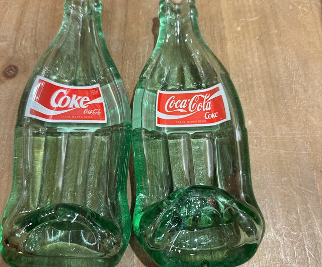 絶版オールドアメリカンレッドラベルのコカ・コーラボトル提供