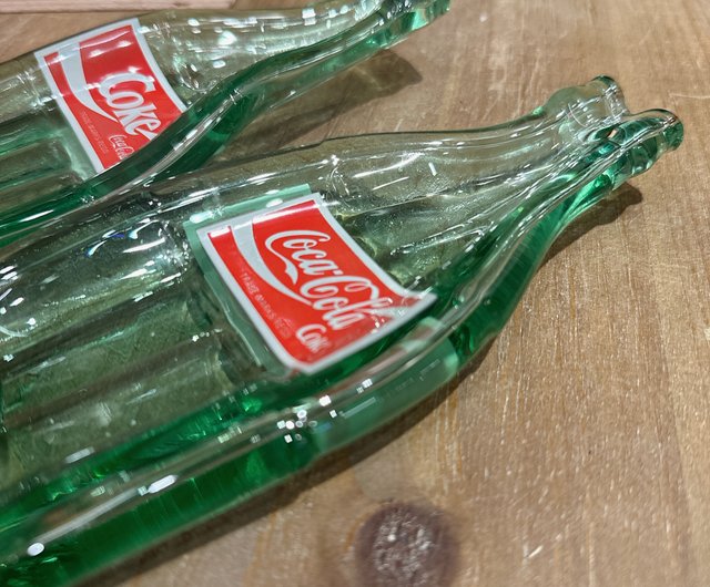 絶版オールドアメリカンレッドラベルのコカ・コーラボトル提供