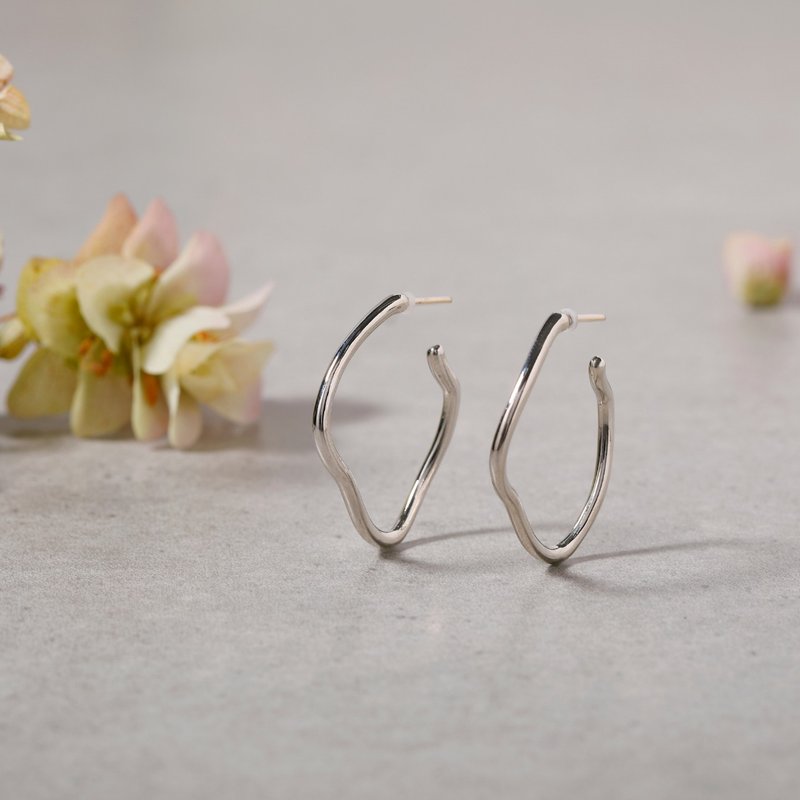 Wave line pierced earring SV Nickel-free crystal post earrings Stylish simple design Silver rhodium - Earrings & Clip-ons - Other Metals Silver