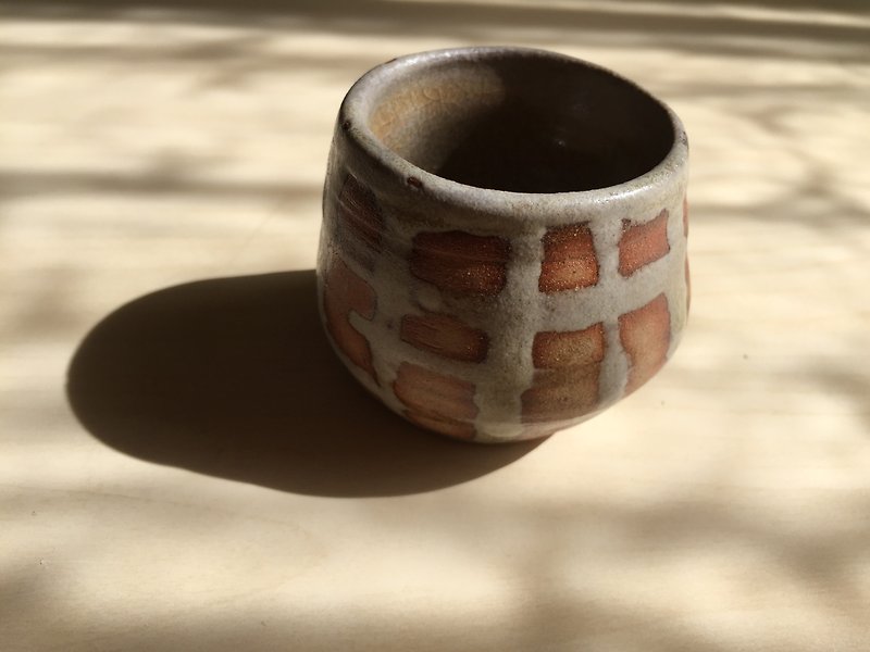Grid cup full of tea - Cups - Pottery 