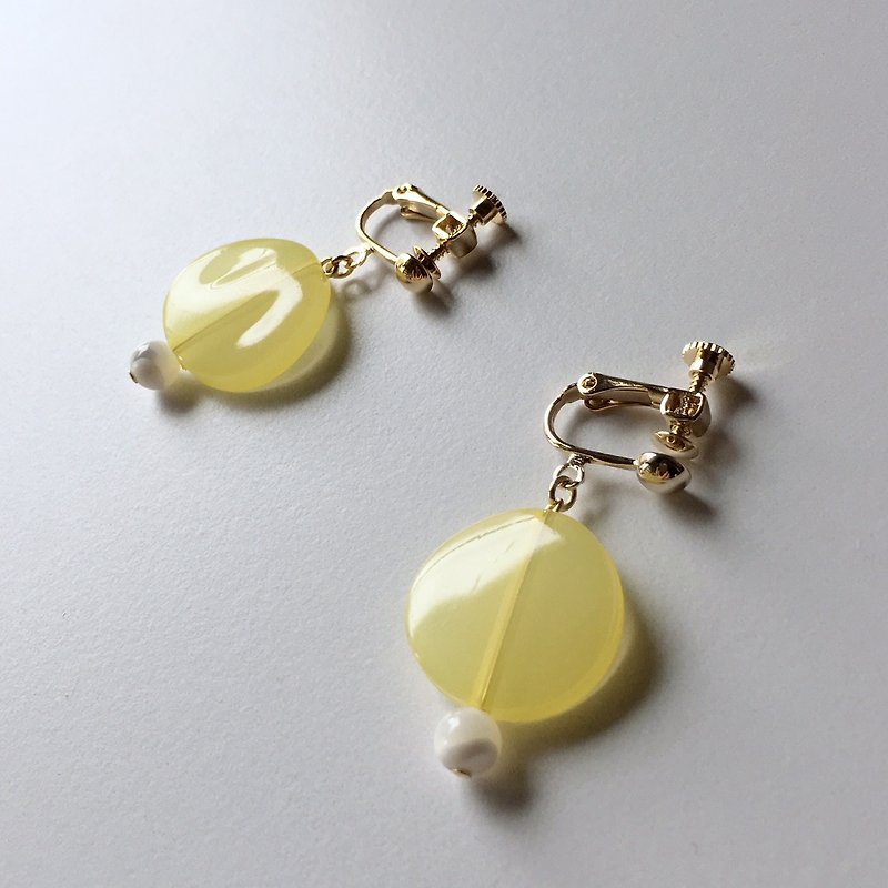 Cooled lemon color acrylic earrings or earrings - ต่างหู - พลาสติก สีเหลือง