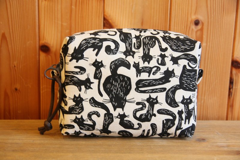 [Good day] hand-made mysterious black cat universal bag / cosmetic bag / small package - กระเป๋าเครื่องสำอาง - ผ้าฝ้าย/ผ้าลินิน ขาว