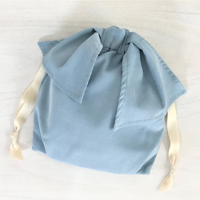 新色 ライトコーデュロイ アシンメトリーリボン巾着ポーチ ペールブルー - 化妝包/收納袋 - 棉．麻 藍色