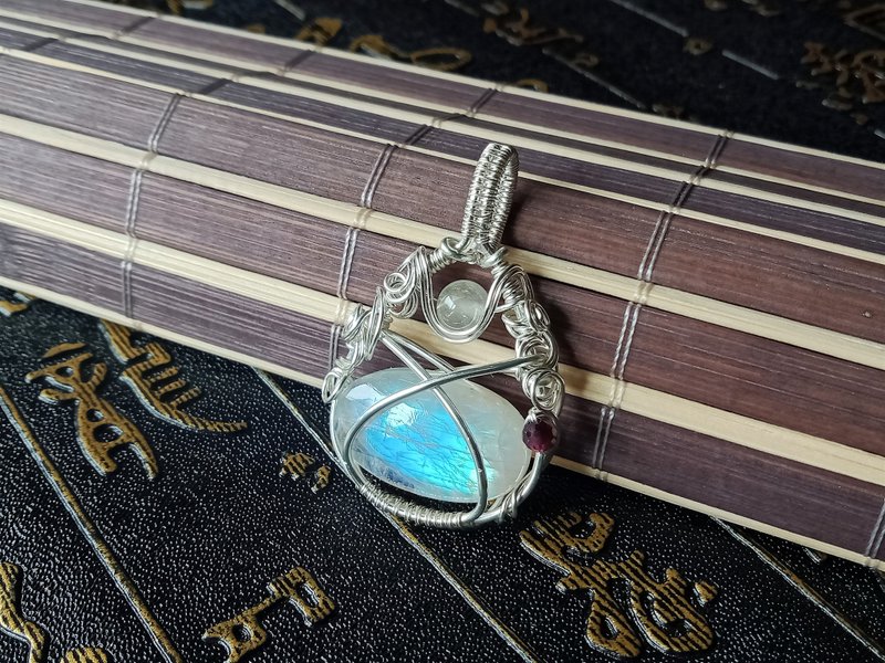 Anonymous mountains and rivers. necklace. Blue Moonstone. metal braid - สร้อยคอ - เครื่องเพชรพลอย สีน้ำเงิน