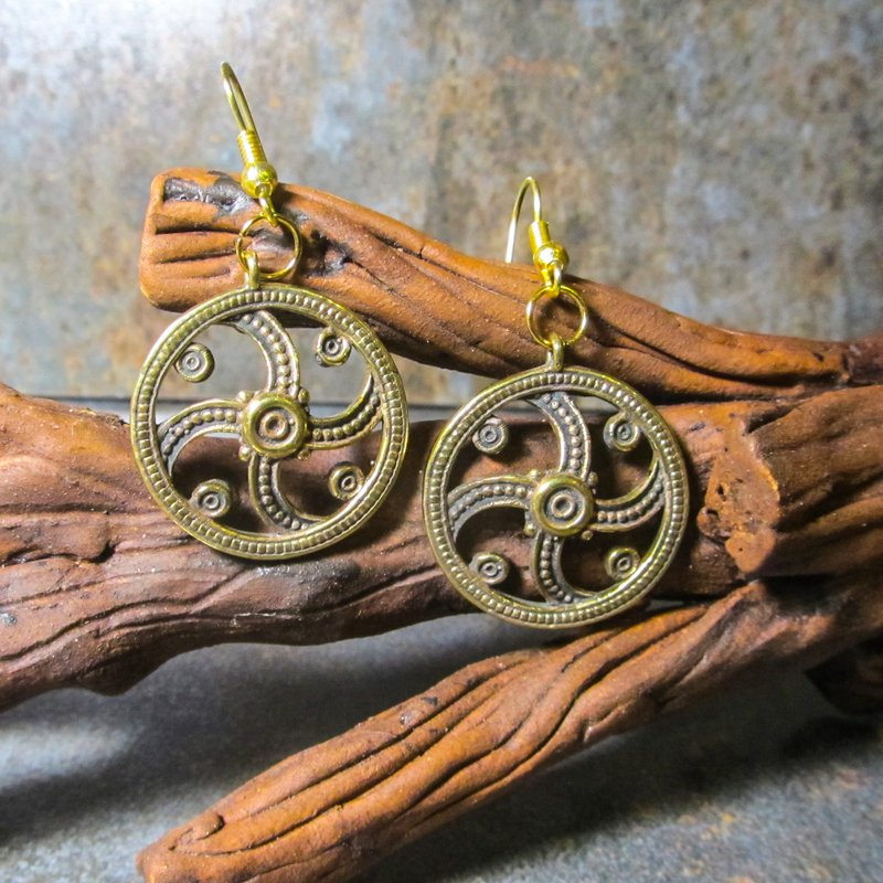 Handmade brass sun symbol earrings,cute brass earrings,handmade ukrainian brass - 耳環/耳夾/耳骨夾 - 銅/黃銅 金色