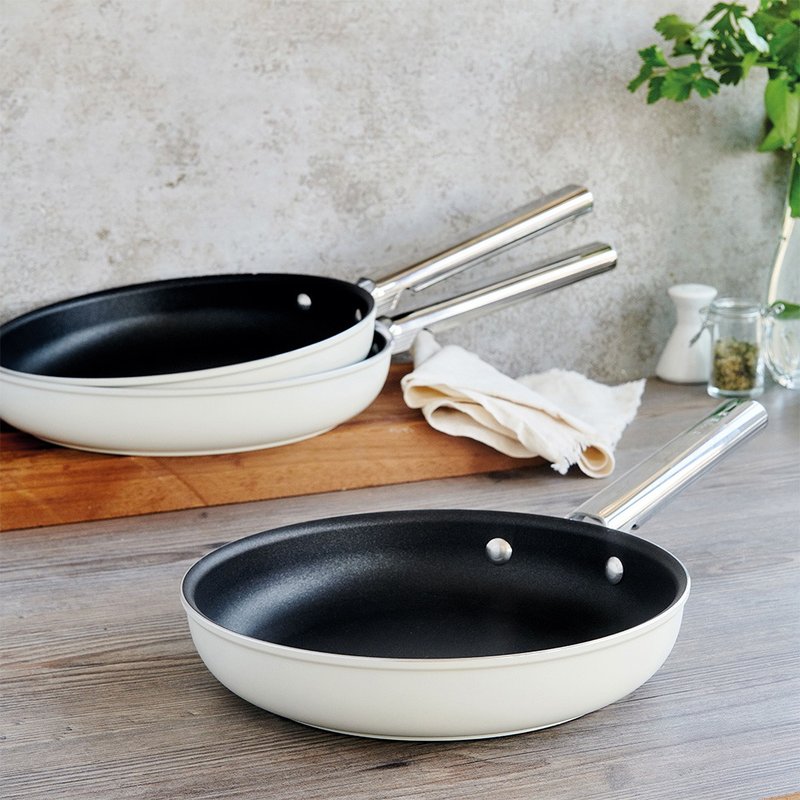 【SMEG】Italian colored non-stick pan 28cm-cream - Pots & Pans - Other Metals White