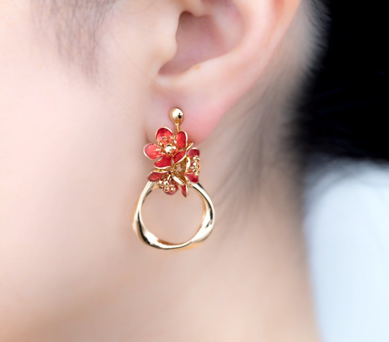 [K14gf] Plum flower lover and twisted ring earrings (Clip-On can be changed) - Earrings & Clip-ons - Resin Red