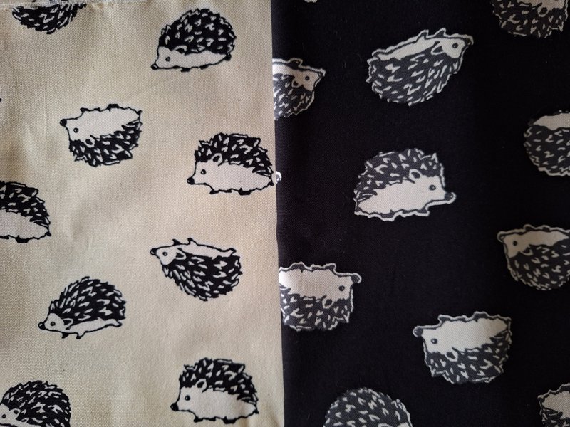 Double-Layer Surgical Cap, Work Hat, Baking Hat - Black Base with Hedgehogs - Medium-Weight Cotton - หมวก - ผ้าฝ้าย/ผ้าลินิน หลากหลายสี