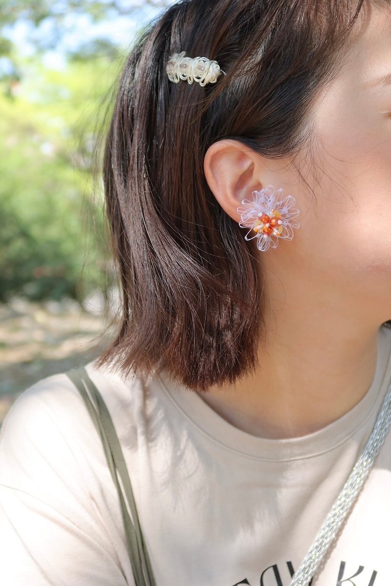 The fourth air white orange earrings/ear needles/ Clip-On/clip type/ear ornaments - Earrings & Clip-ons - Other Materials White