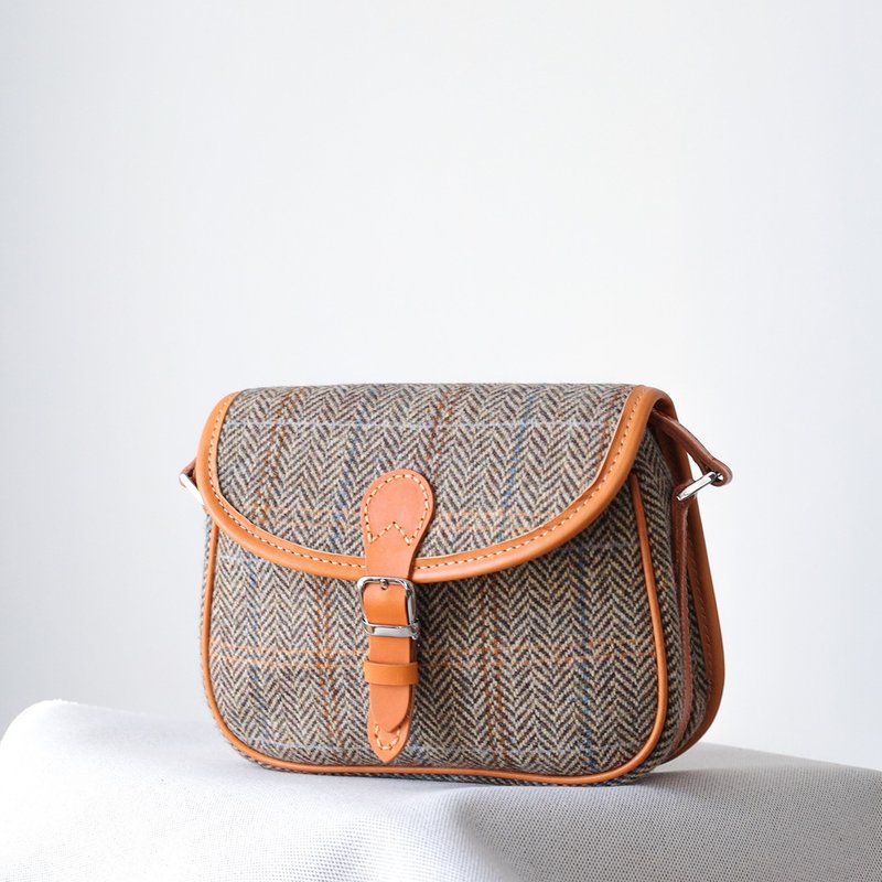 【羊毛拼皮馬鞍包】Harris Tweed 暖到心坎秋冬女士包包斜挎包 - 側背包/斜背包 - 真皮 金色
