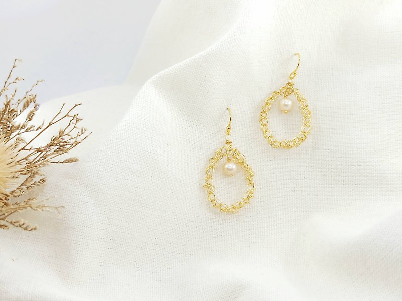 [Metal line outline series] Water drop outline natural pearl 18K gold-covered ear acupuncture Clip-On earrings - Earrings & Clip-ons - Pearl Gold