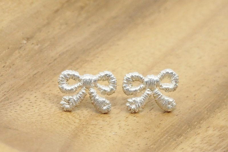 Tiny bow earrings-925 sterling silver/on-ear/woven lace - Earrings & Clip-ons - Other Metals Silver