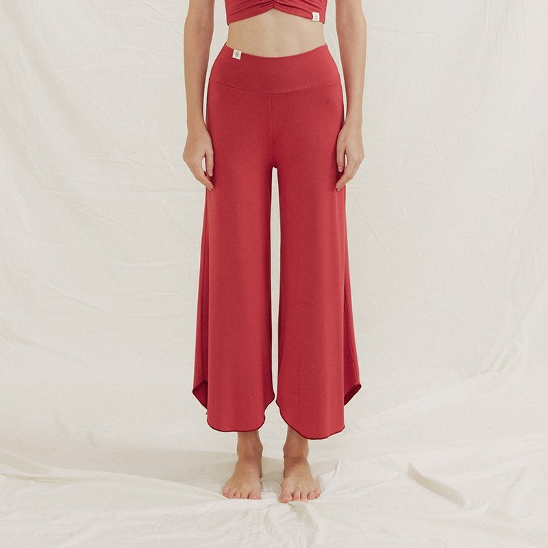 Front2line lightweight silk Y-cut yoga large bell-bottom pants red - ชุดโยคะ - ไฟเบอร์อื่นๆ สีแดง