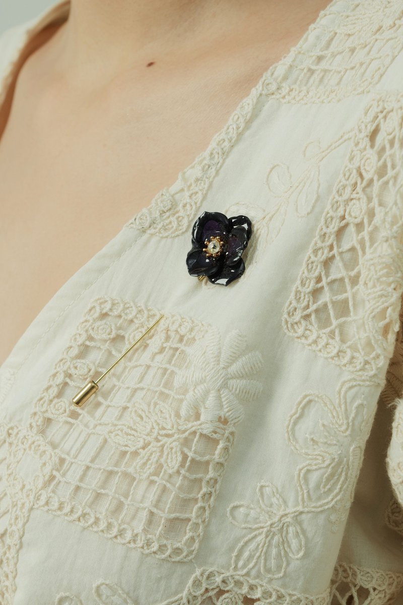 慈 別針 -Metta Brooch - 耳環/耳夾/耳骨夾 - 銅/黃銅 黑色