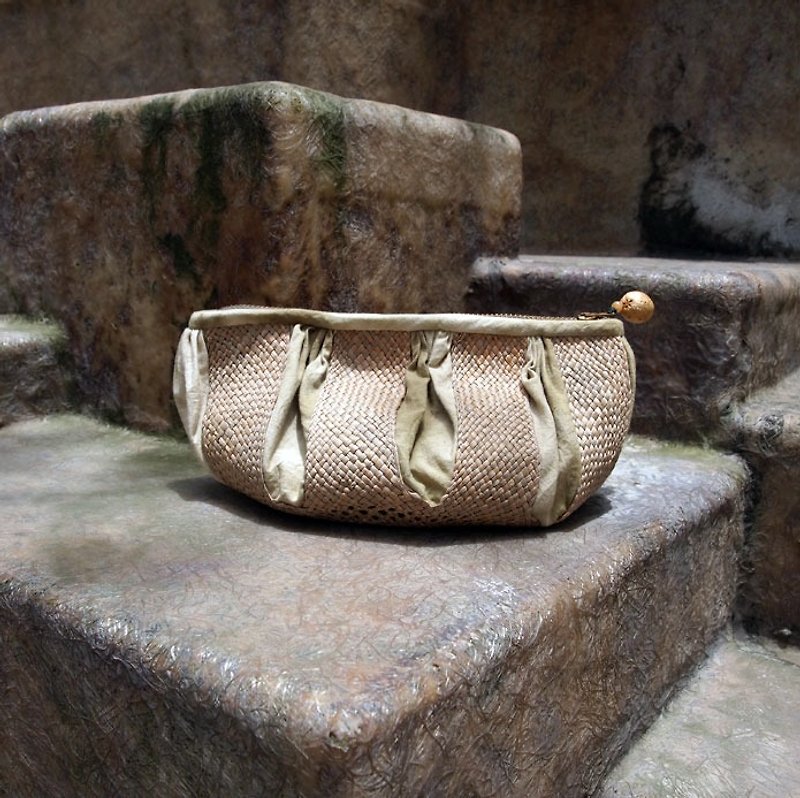 Eco-color natural dyeing and weaving plant dyeing rush weaving Qilixiang dyeing plant rush cosmetic bag storage bag - Toiletry Bags & Pouches - Cotton & Hemp 