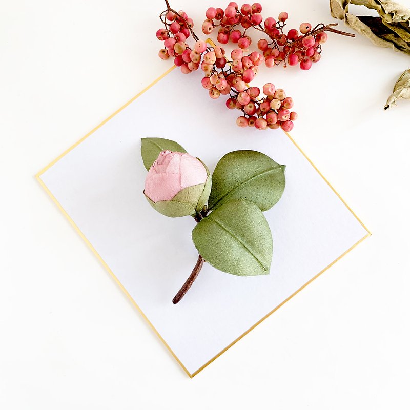 Corsage: Bud camellia (B: light pink color) Bud of camellia. - เข็มกลัด/ข้อมือดอกไม้ - ผ้าไหม สึชมพู