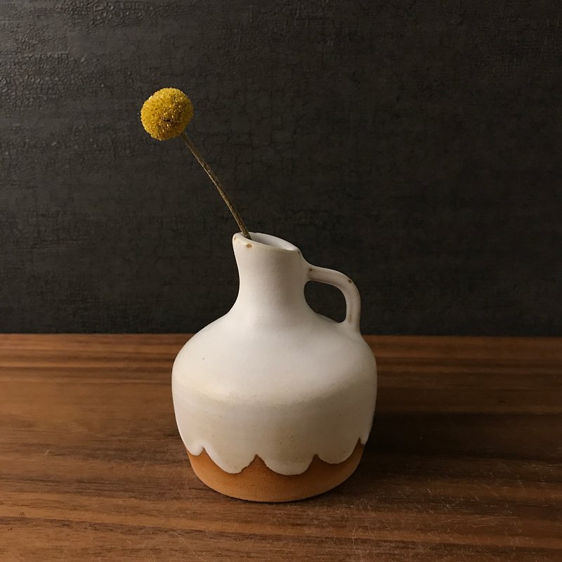 【Small Maru flowerware】Bobo skirt milk bottle round flower arrangement vase - Pottery & Ceramics - Pottery White
