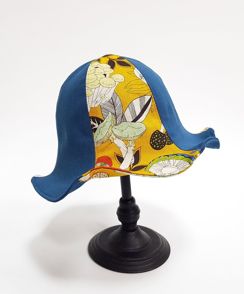 Big lily flower hat // magic mushroom X blue // #双拼概念#拼色#日本布#Sunscreen - Hats & Caps - Cotton & Hemp Multicolor