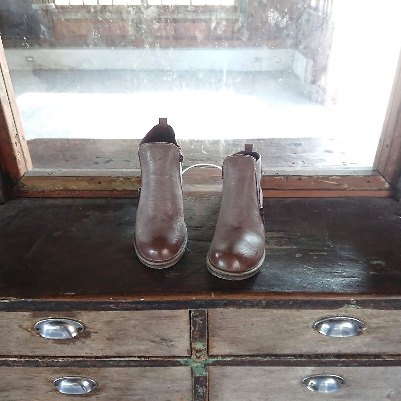 Ankle boots retro 90s Wen Qing handmade leather low heel ankle boots waxed coffee coffee Morandi color - รองเท้าบูทสั้นผู้หญิง - หนังแท้ สีกากี
