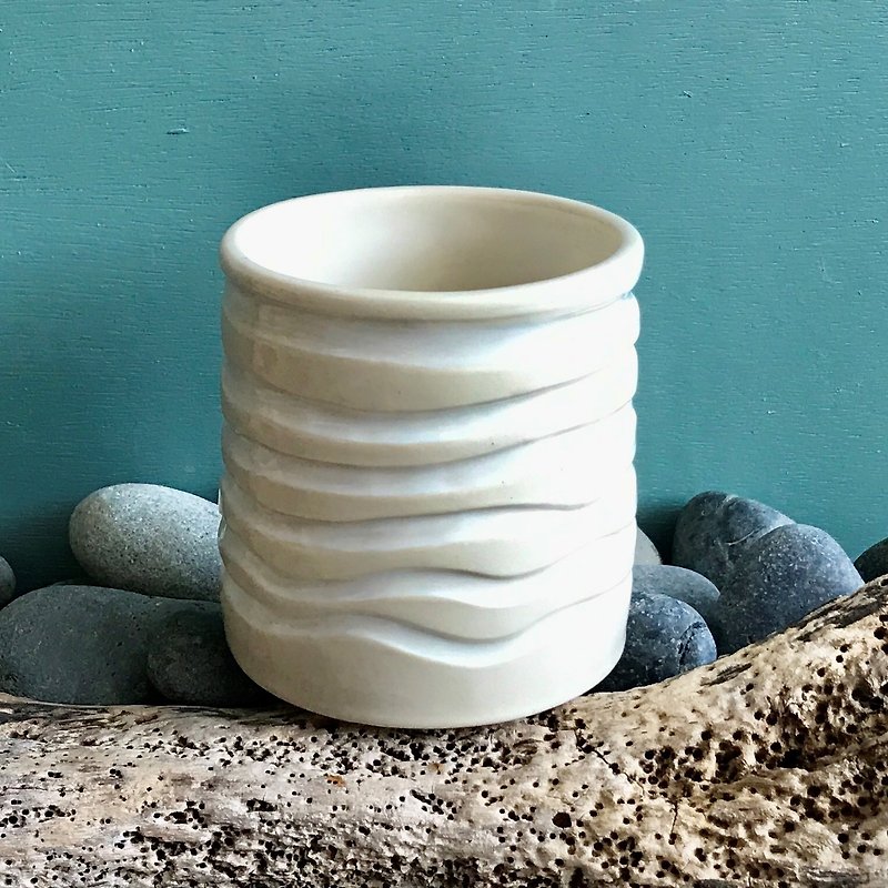 Corrugated milky white glazed pottery