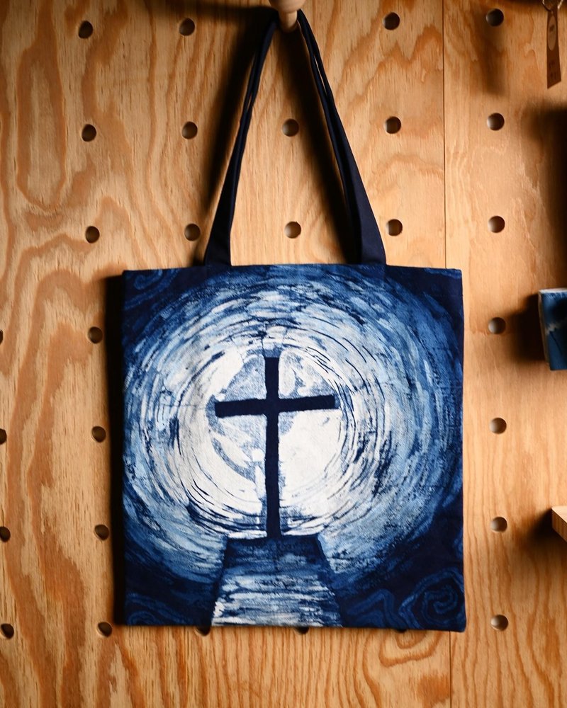 Indigo dyed tote bag & canvas bag-cross - กระเป๋าถือ - ผ้าฝ้าย/ผ้าลินิน สีน้ำเงิน