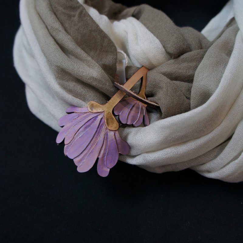 Leather Flower Scarf Buckle - Small Purple Flower - อื่นๆ - หนังแท้ สีม่วง