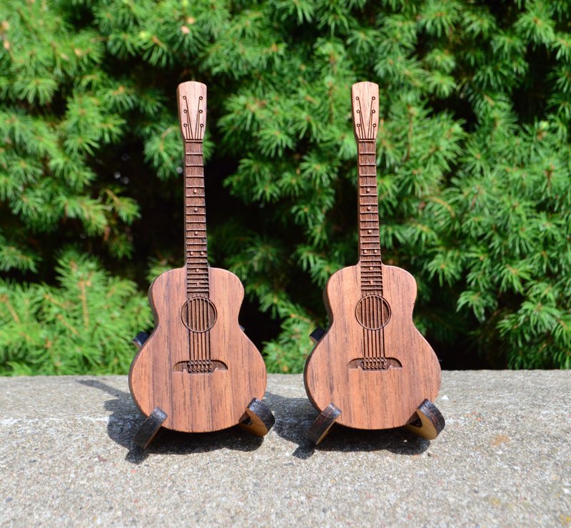 Guitar shaped box with custom engraved guitar pick for guitar player gift - 結他/樂器 - 木頭 多色