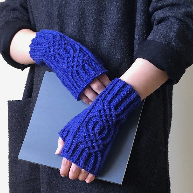 曉織物-手工編織羊毛立體花紋露指手套-結 (寶藍/現貨） - 手套/手襪 - 羊毛 藍色