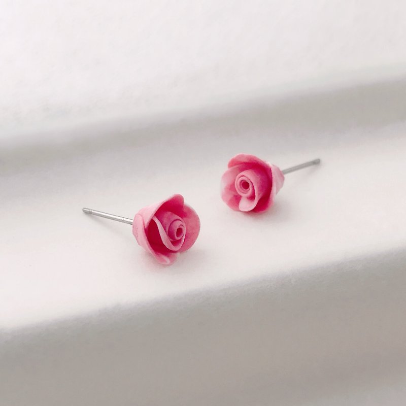 Hand made pink rose earrings - ต่างหู - ดินเหนียว สีแดง