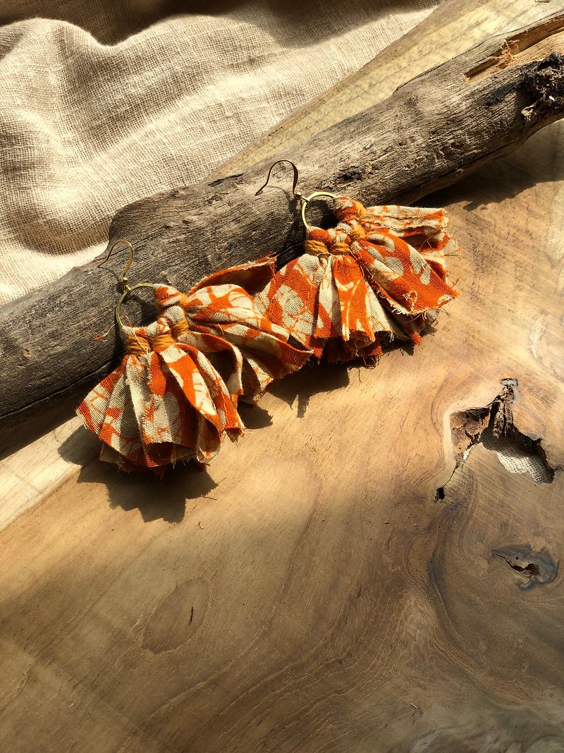 Fluttering skirt-saree ribbon earrings-orange pattern - ต่างหู - ผ้าฝ้าย/ผ้าลินิน สีส้ม