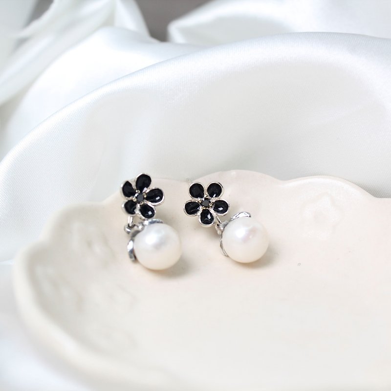 Sterling Silver Earrings & Clip-ons White - Pearl flower。EARRING。SILVER JEWELRY SERIES