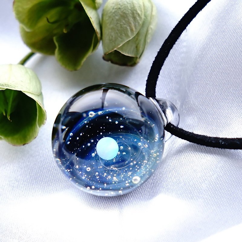 Your only star. Glass pendant with white opal Blue Blue Universe Star 玻璃 Japanese production Japan Handicraft production Handmade Free shipping - สร้อยคอ - แก้ว สีน้ำเงิน