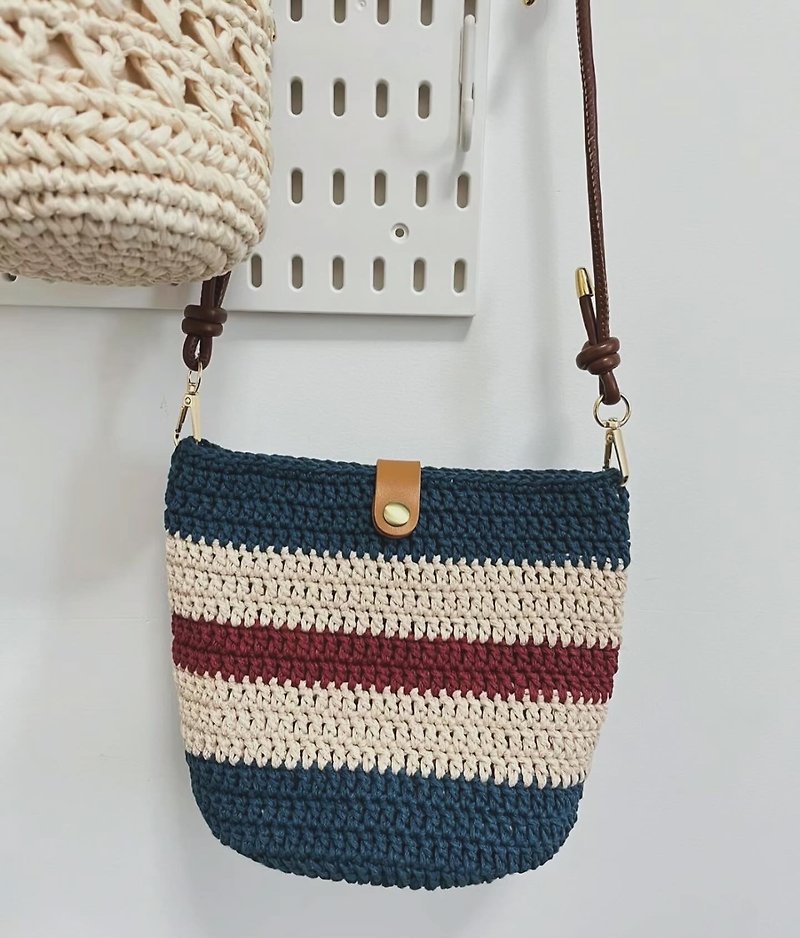 French simple striped cotton and Linen hand-crocheted - กระเป๋าแมสเซนเจอร์ - ผ้าฝ้าย/ผ้าลินิน 