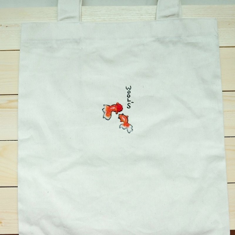 Goldfish drift. Sheep felt embroidery canvas bag - กระเป๋าแมสเซนเจอร์ - ผ้าฝ้าย/ผ้าลินิน 