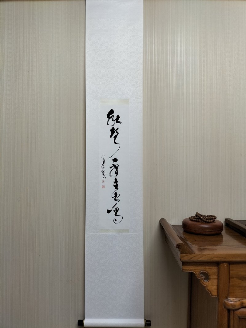 秋聲一半在虫鳴  草書  手工精裱 紅木軸頭加包首 - 壁貼/牆壁裝飾 - 紙 白色